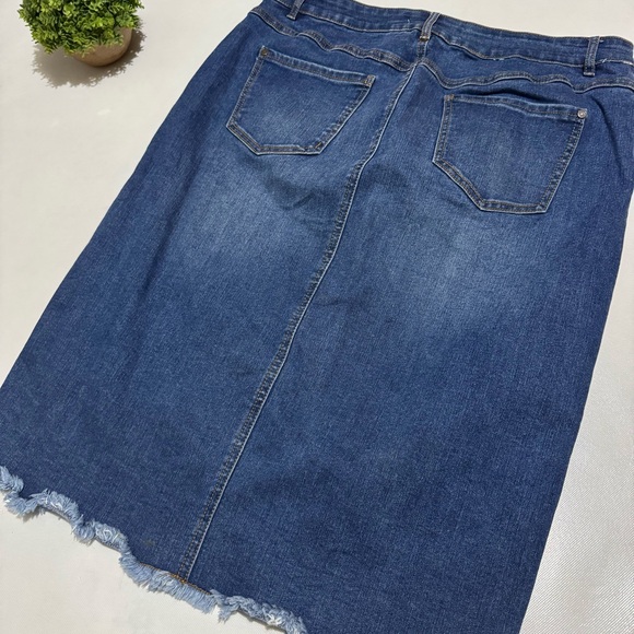 Cato Long Modest Medium Wash Stretch Denim‎ Jean Raw Hem Skirt Plus Size 14 - Picture 3 of 5